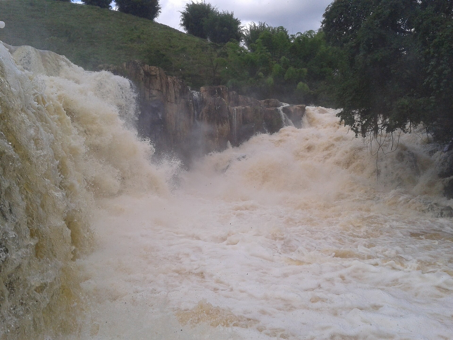 Queda e névoa da Cachoeira da Fumaça na Chapada Diamantina.